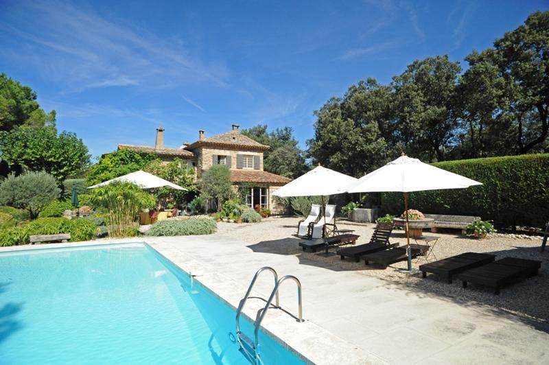 Propriété verdoyante au coeur de la vallée du Luberon avec tennis et piscine